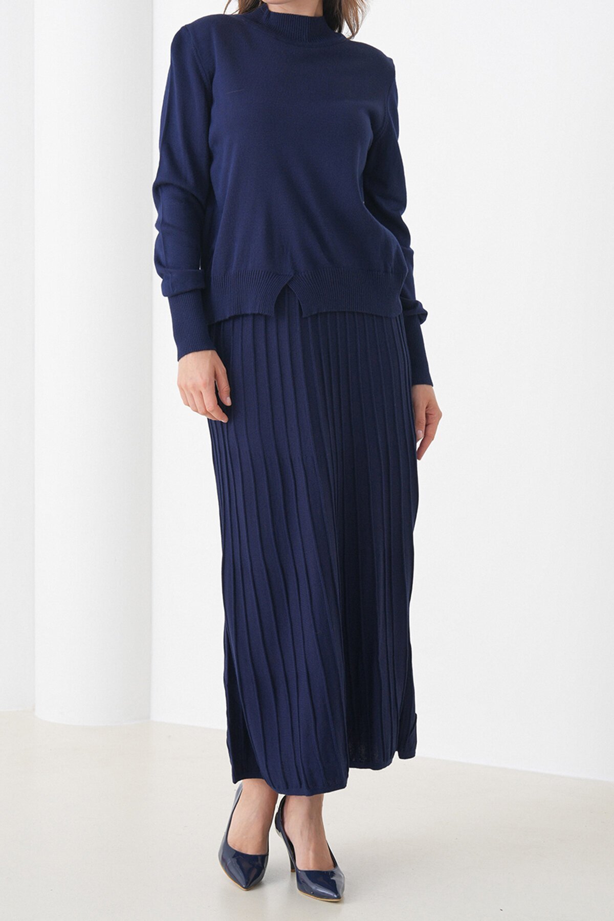 Yarım Balıkçı Yaka Kazak ve Midi Boy Piliseli Etek Takım