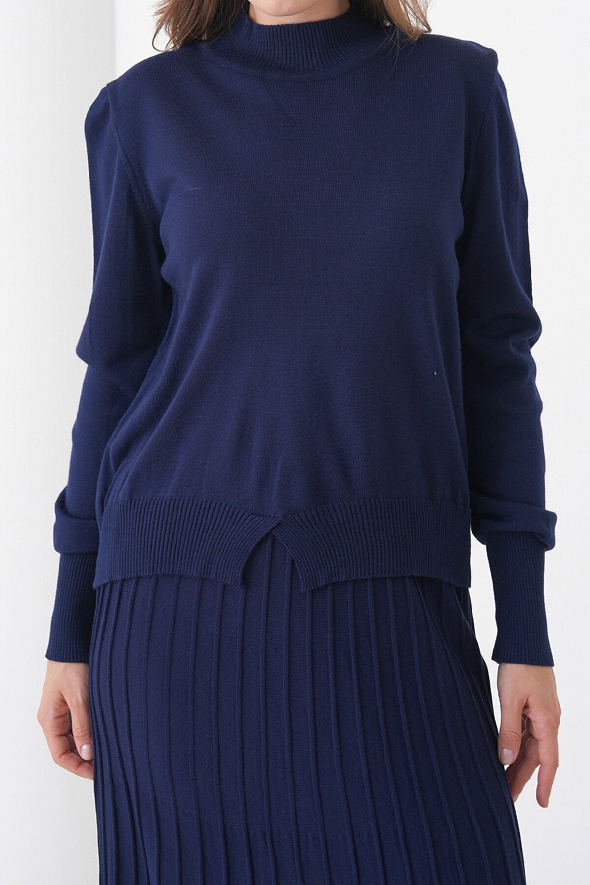 Yarım Balıkçı Yaka Kazak ve Midi Boy Piliseli Etek Takım