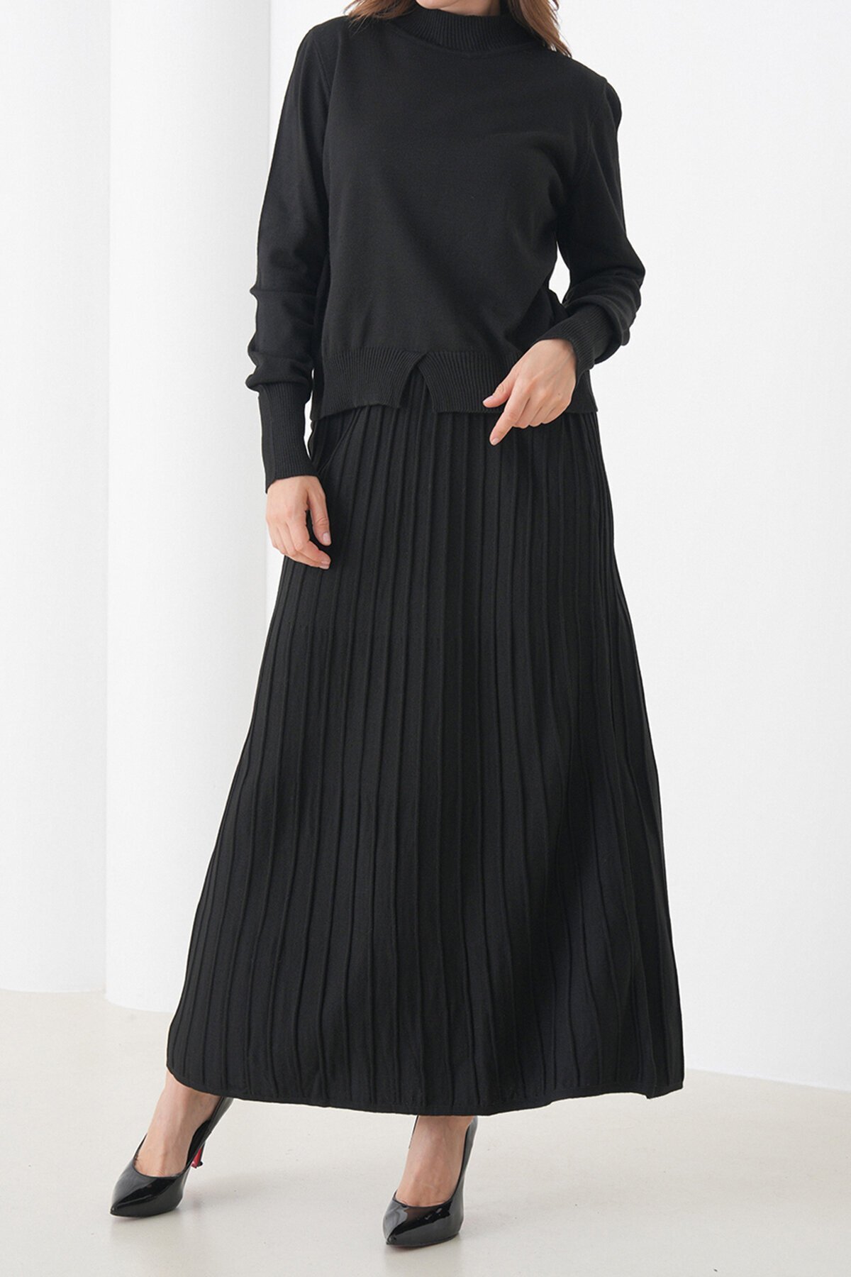 Yarım Balıkçı Yaka Kazak ve Midi Boy Piliseli Etek Takım