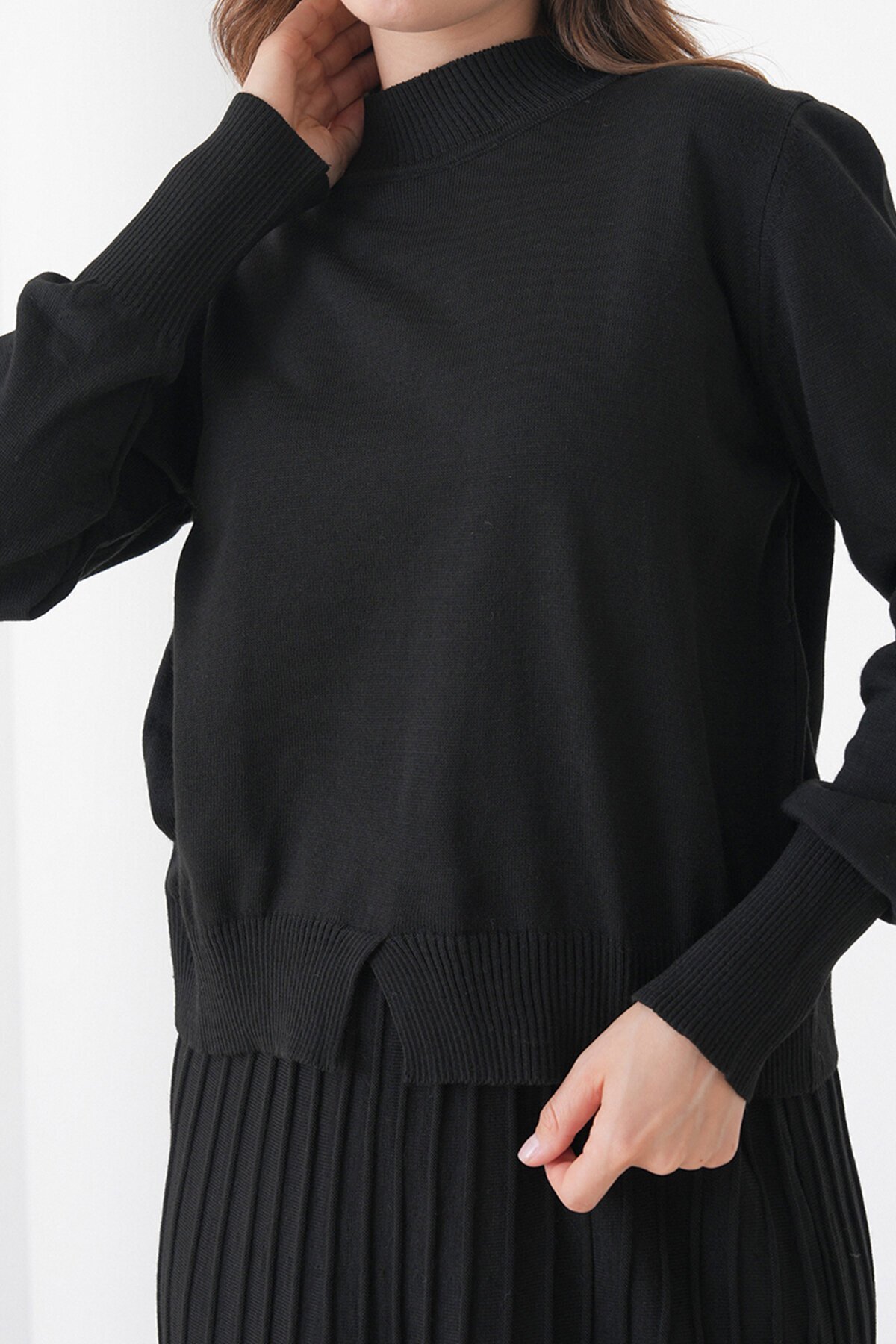 Yarım Balıkçı Yaka Kazak ve Midi Boy Piliseli Etek Takım