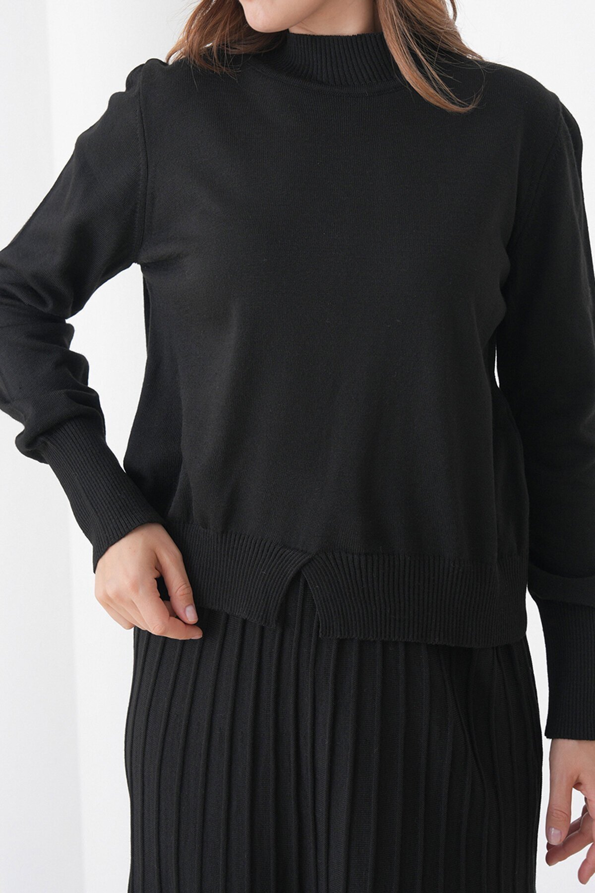 Yarım Balıkçı Yaka Kazak ve Midi Boy Piliseli Etek Takım