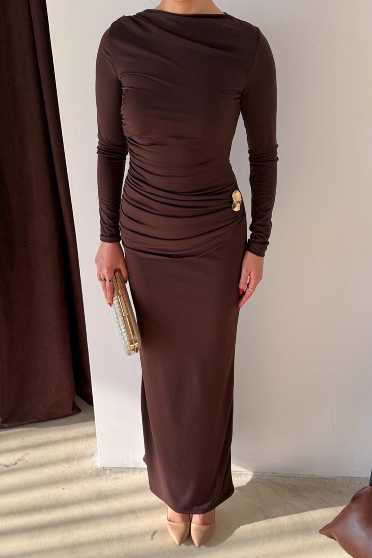 Aksesuar Detaylı Büzgülü Maxi Boy Elbise