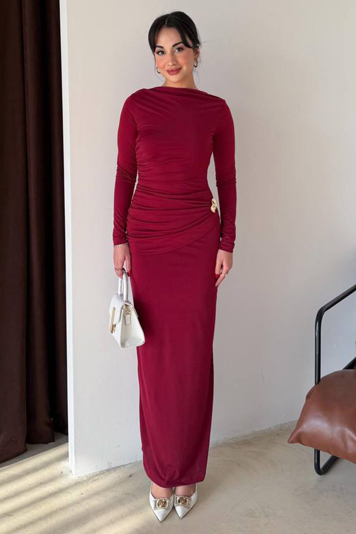 Aksesuar Detaylı Büzgülü Maxi Boy Elbise