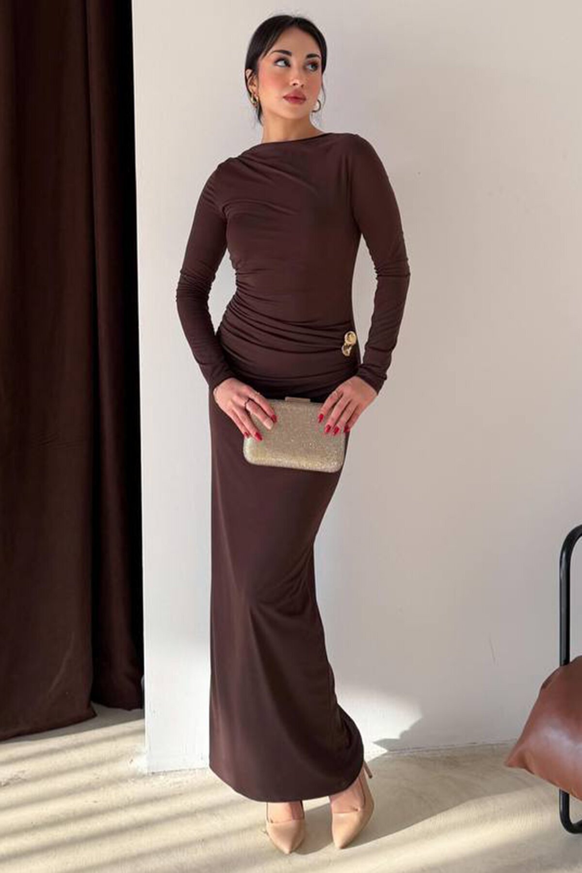 Aksesuar Detaylı Büzgülü Maxi Boy Elbise