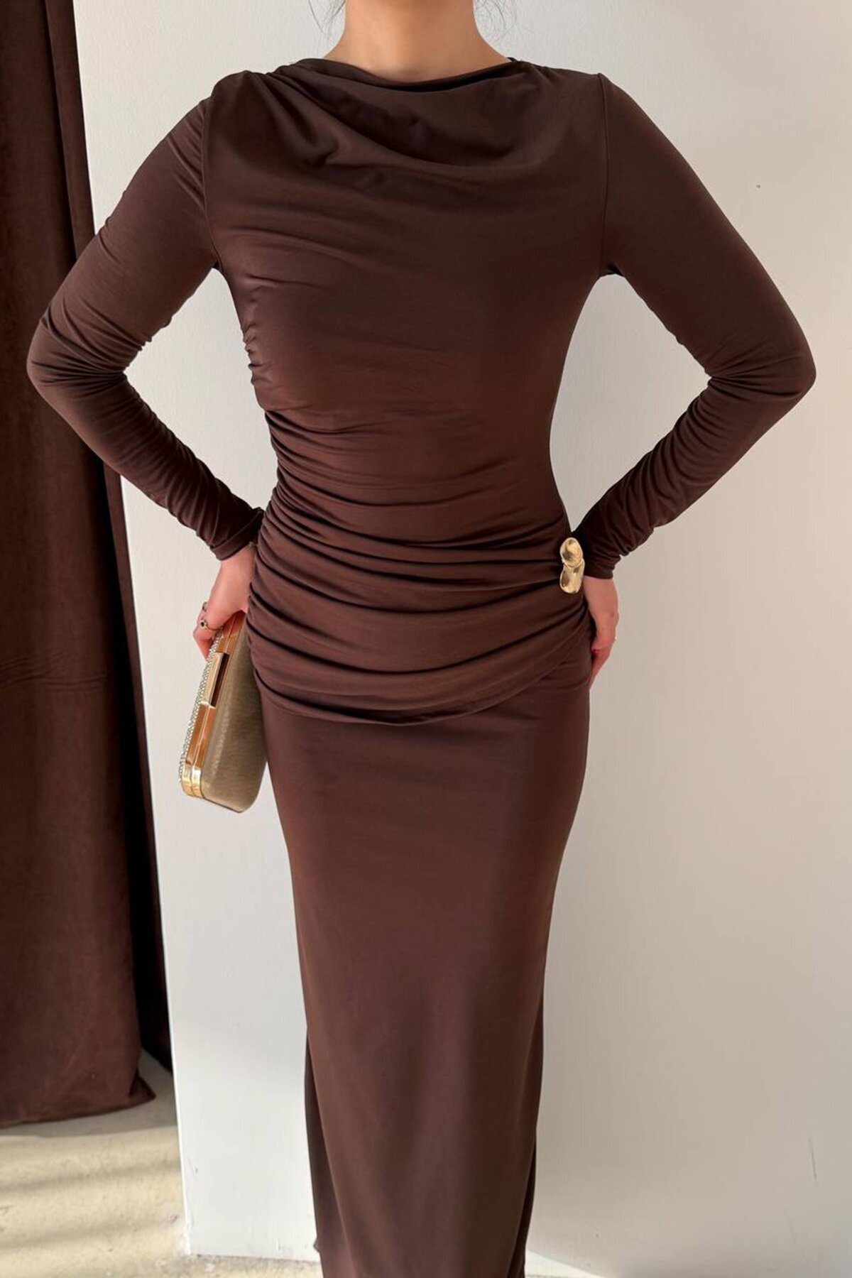 Aksesuar Detaylı Büzgülü Maxi Boy Elbise