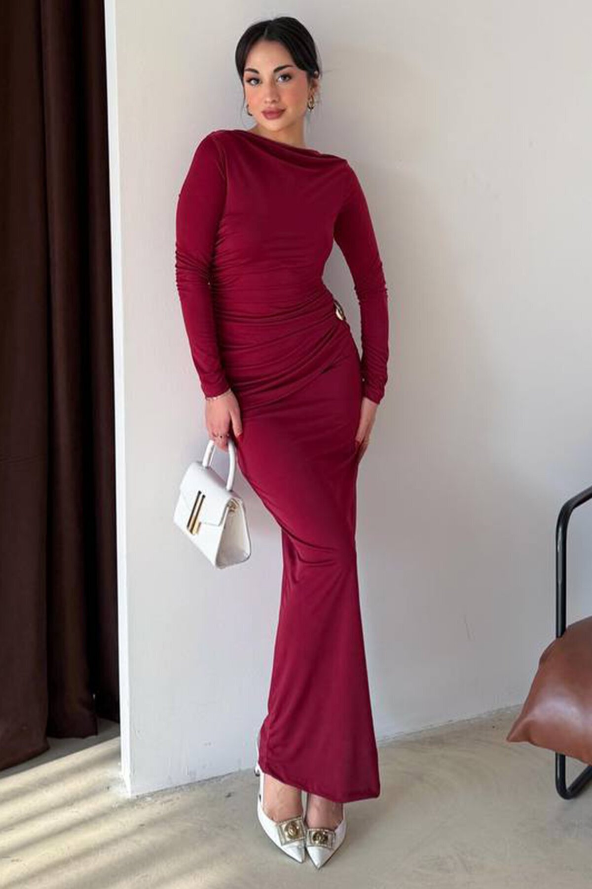 Aksesuar Detaylı Büzgülü Maxi Boy Elbise
