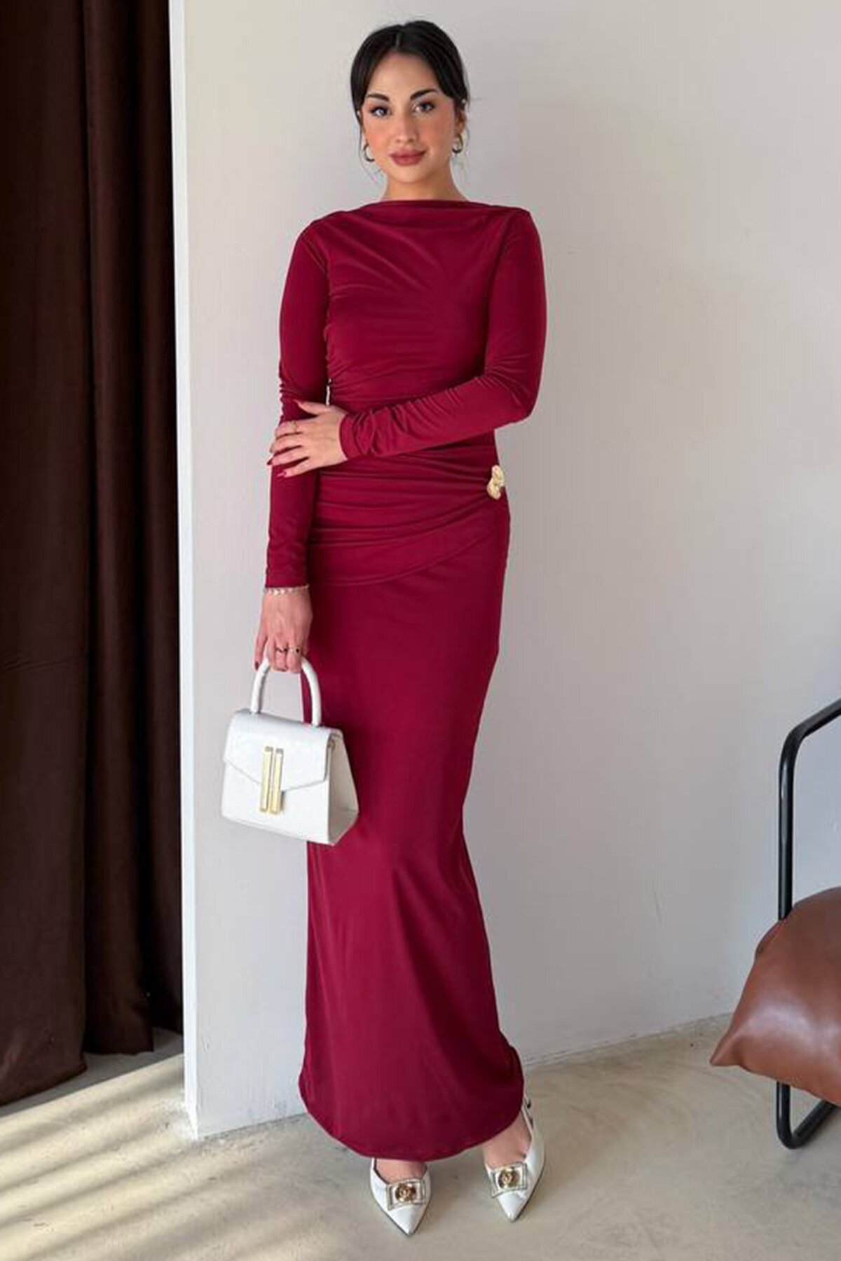 Aksesuar Detaylı Büzgülü Maxi Boy Elbise