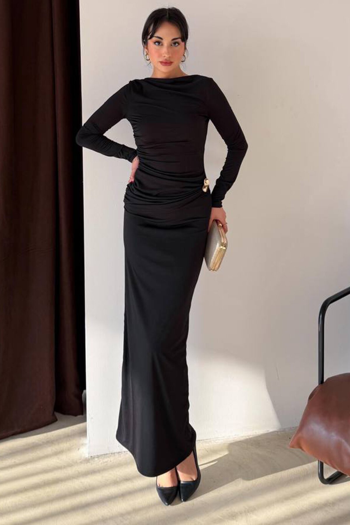 Aksesuar Detaylı Büzgülü Maxi Boy Elbise