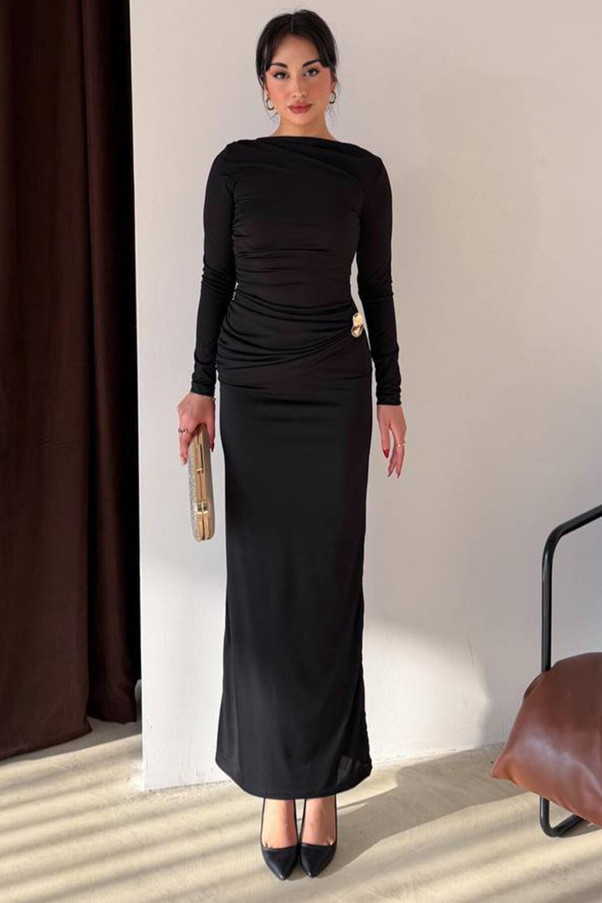 Aksesuar Detaylı Büzgülü Maxi Boy Elbise