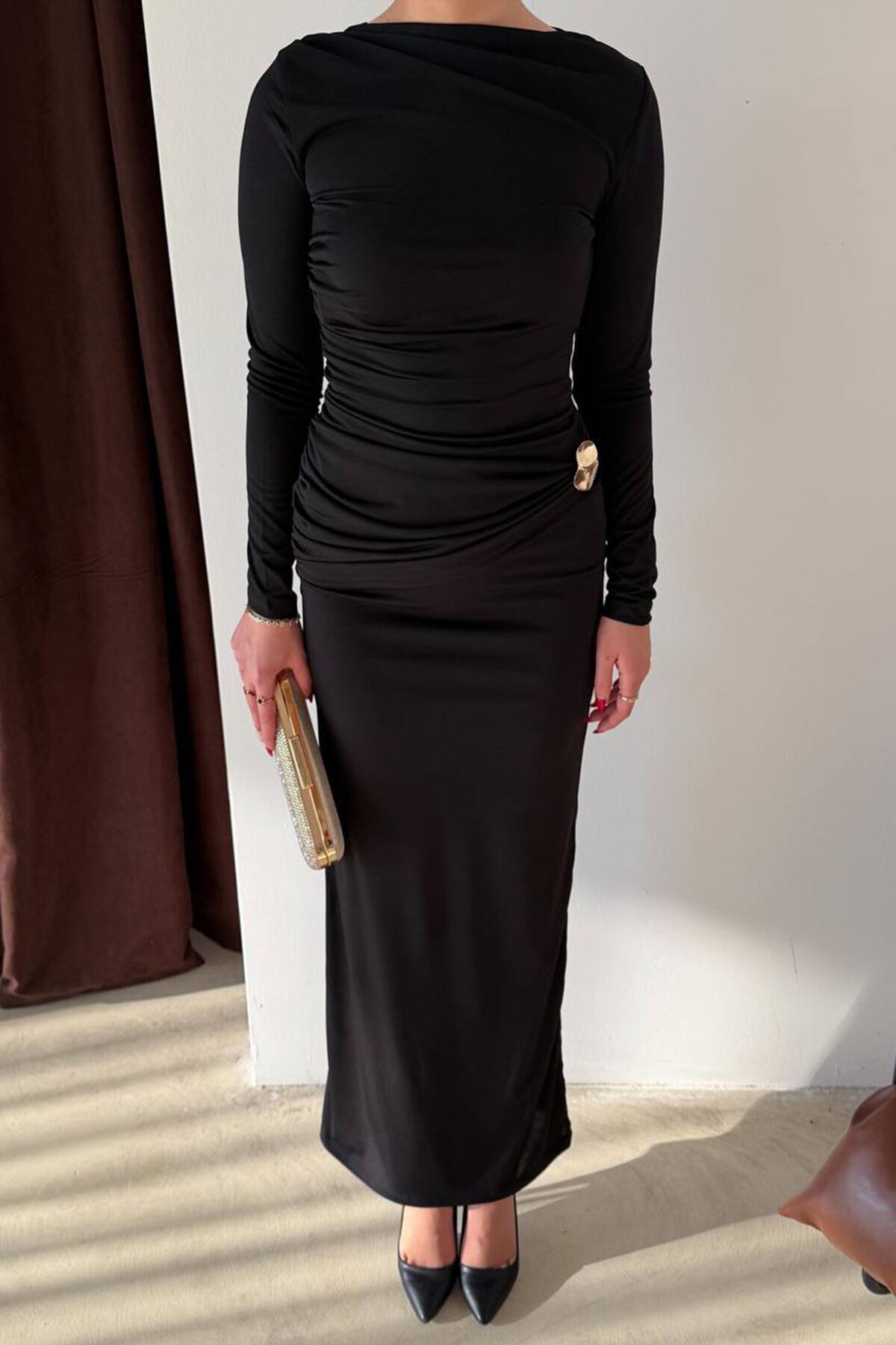 Aksesuar Detaylı Büzgülü Maxi Boy Elbise