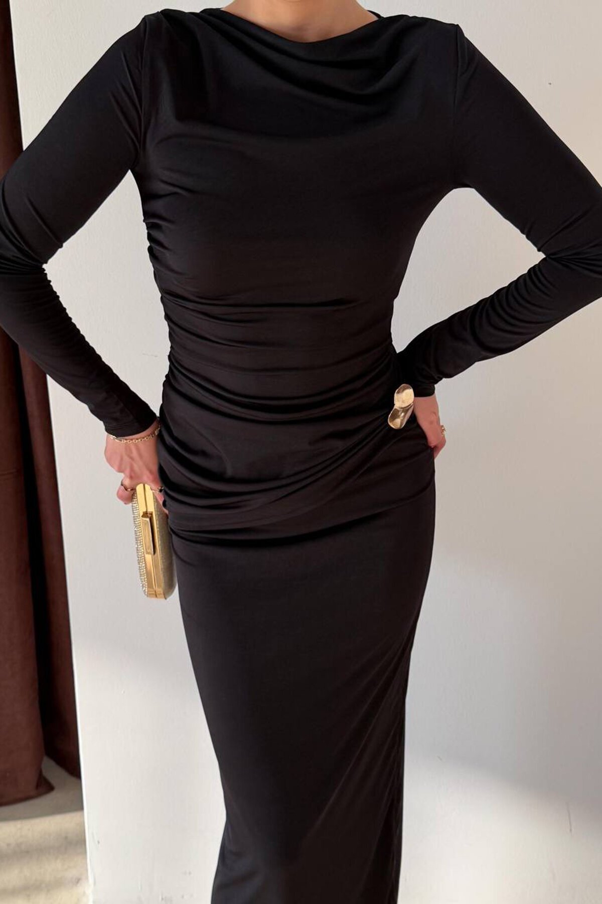 Aksesuar Detaylı Büzgülü Maxi Boy Elbise