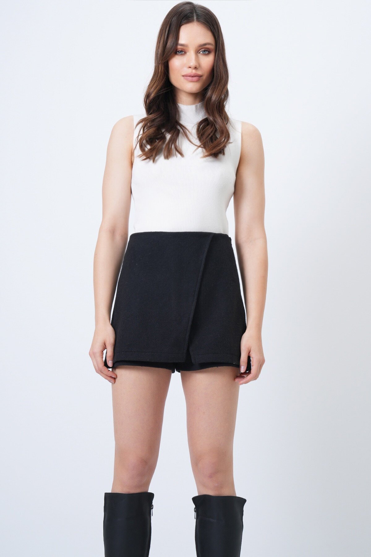 Anvelop Kesim Fermuar Kapamalı Mini Şort Etek