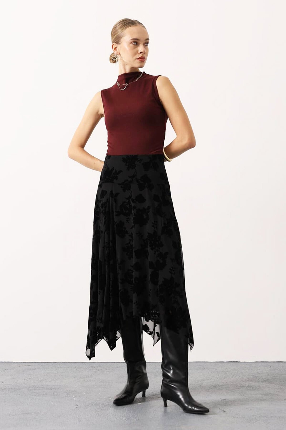 Asimetrik Kesim Çiçek Dokulu Fermuarlı Etek