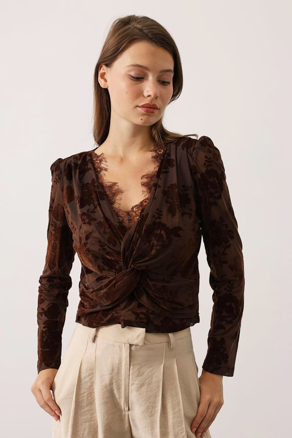 Bağlama Detaylı Derin V Yaka Dantelli Baskılı Bluz