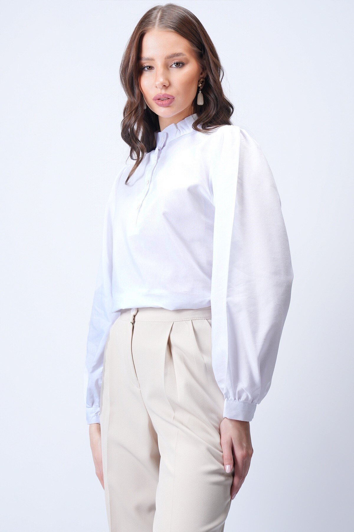 Beyaz Hakim Yaka Yarım Pat Balon Kol Poplin Dokuma Gömlek