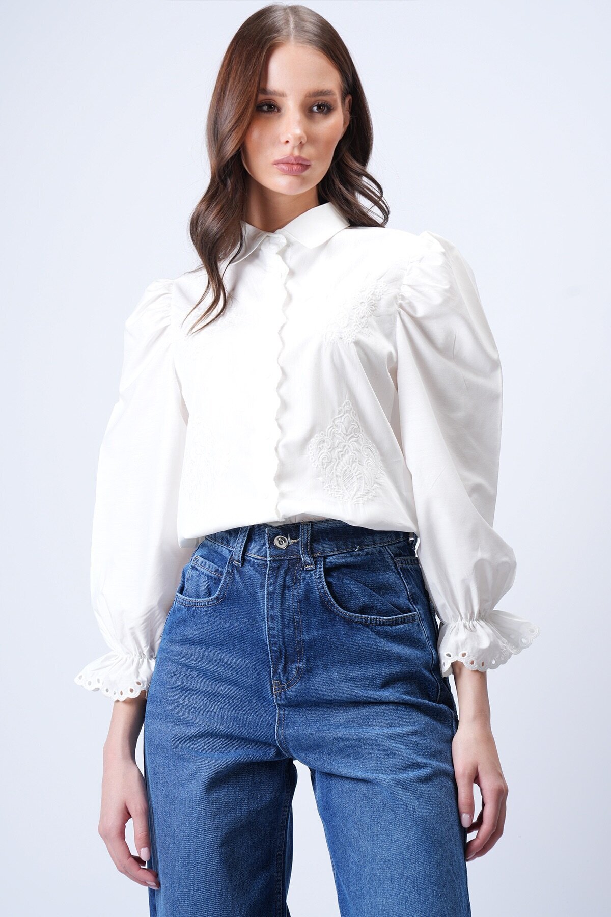 Beyaz Prenses Kol Güpür Nakışlı Dokuma Gömlek