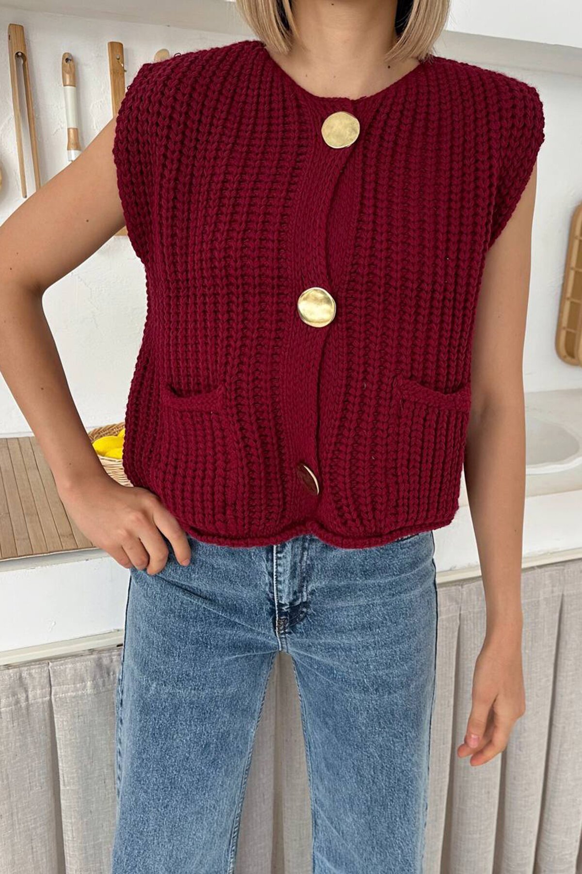 Büyük Düğme Detaylı Triko Yelek