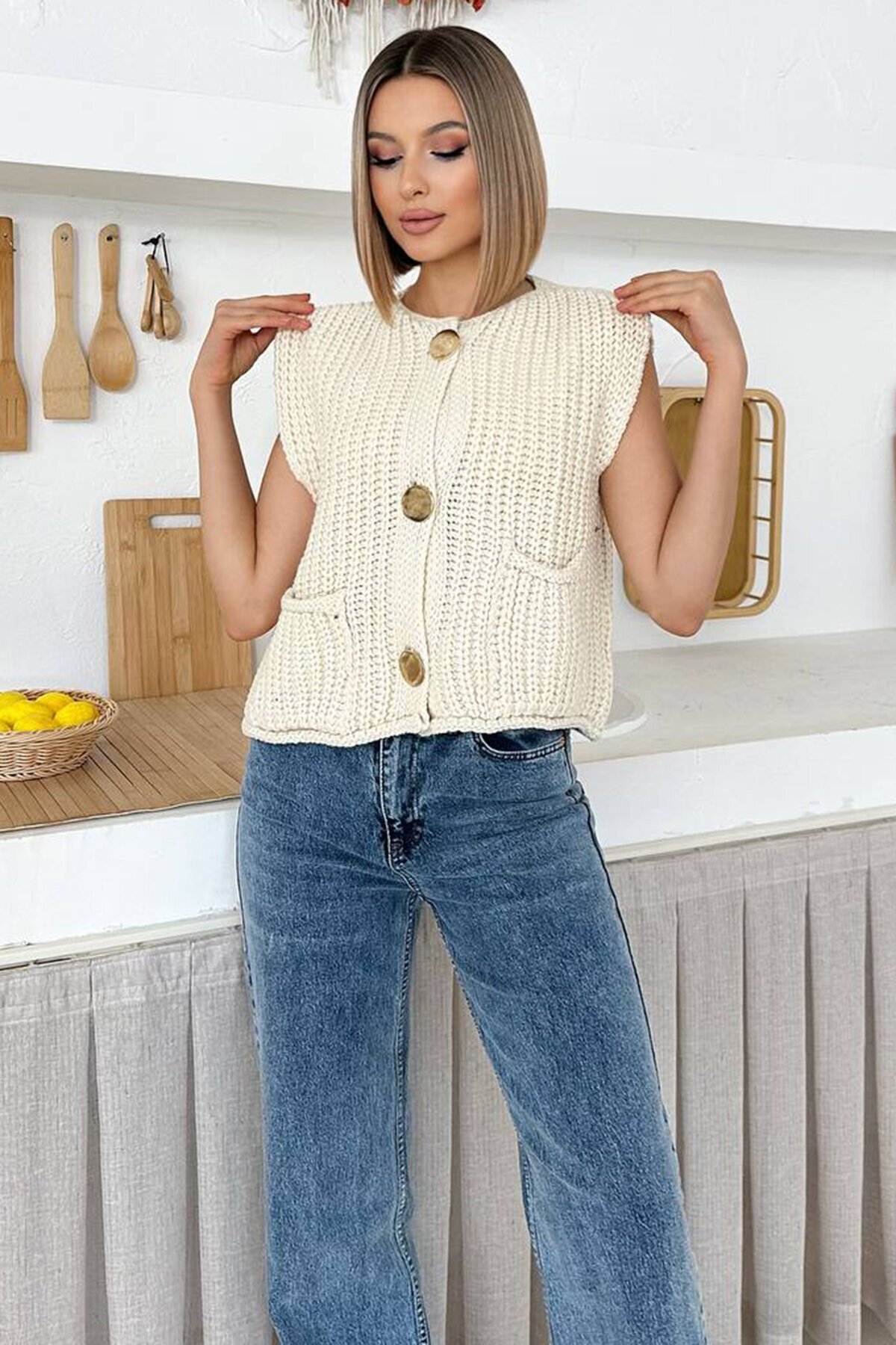 Büyük Düğme Detaylı Triko Yelek