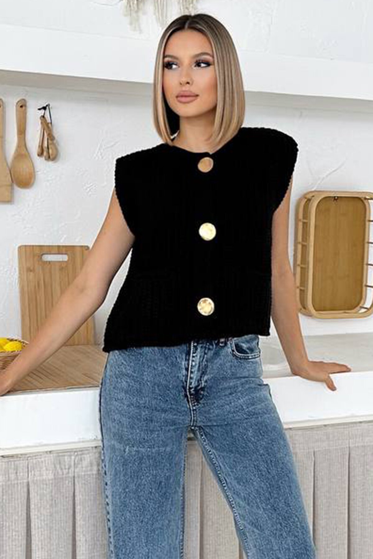 Büyük Düğme Detaylı Triko Yelek