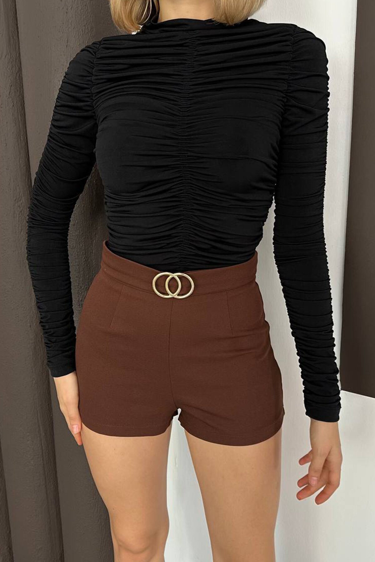 Büzgü Detaylı Dik Yaka Bluz