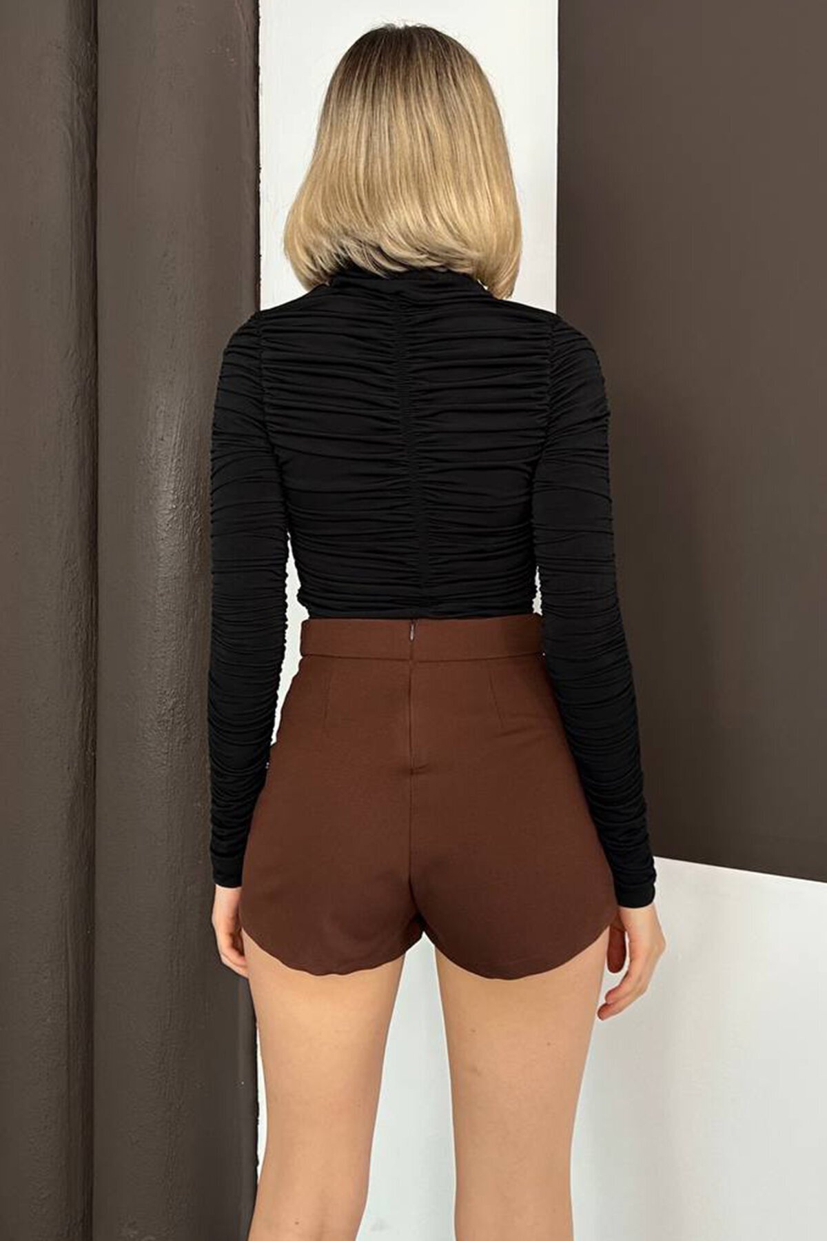 Büzgü Detaylı Dik Yaka Bluz