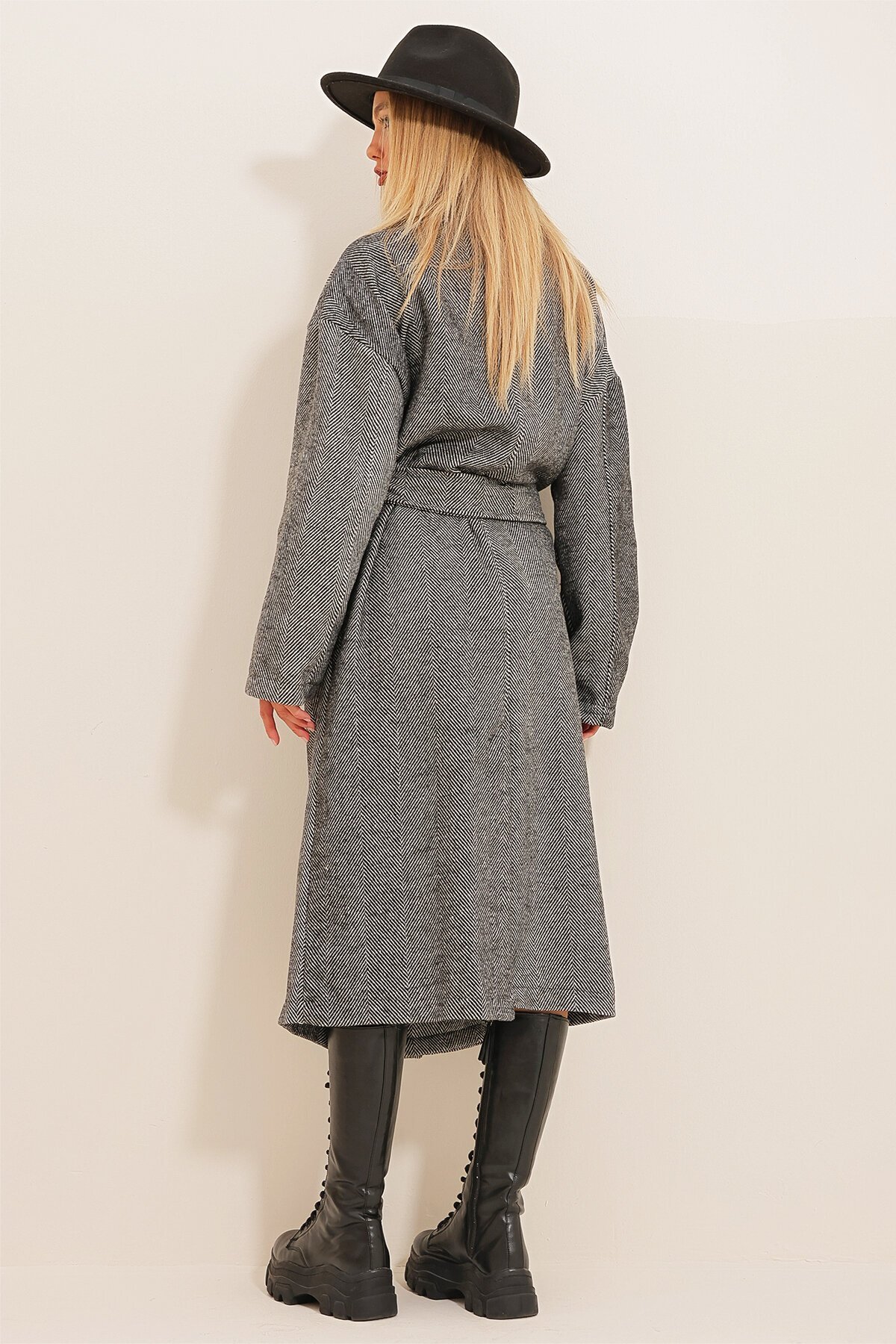 Çift Cepli İçi Astarsız Kendinden Kemerli Kaşe Kaban