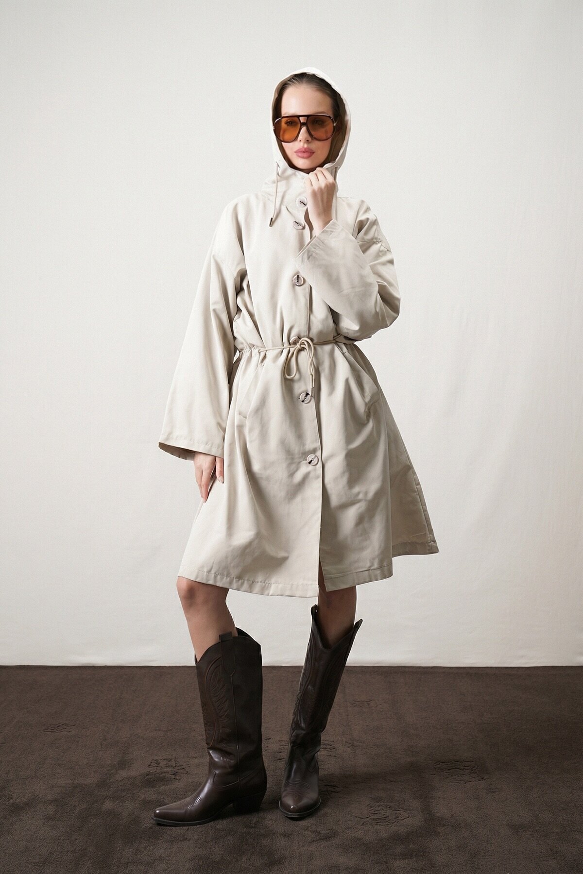 Çift Cepli Kapüşonlu Beli Bağlamalı Düğme Kapamalı Astarlı Trençkot