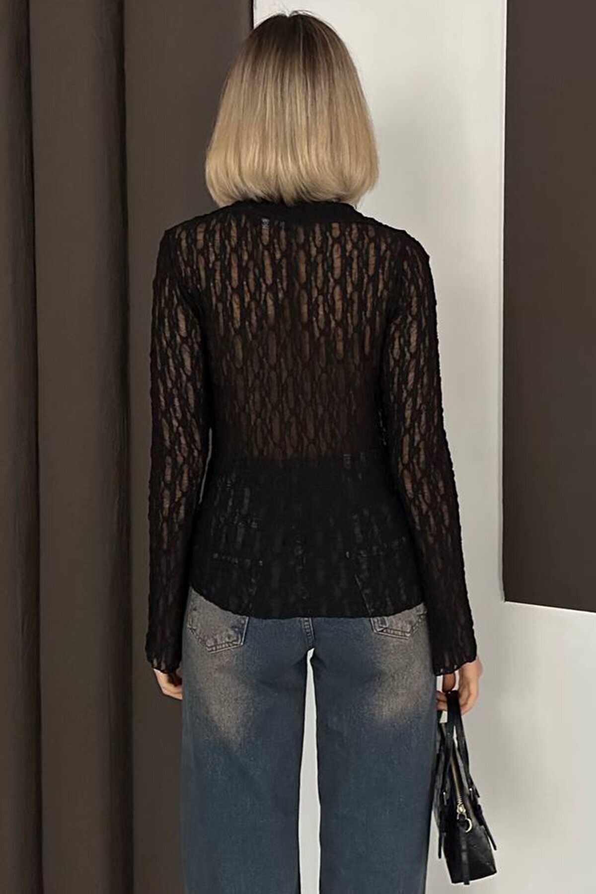 Dantel Dokulu Bağlama Detaylı V Yaka Bluz