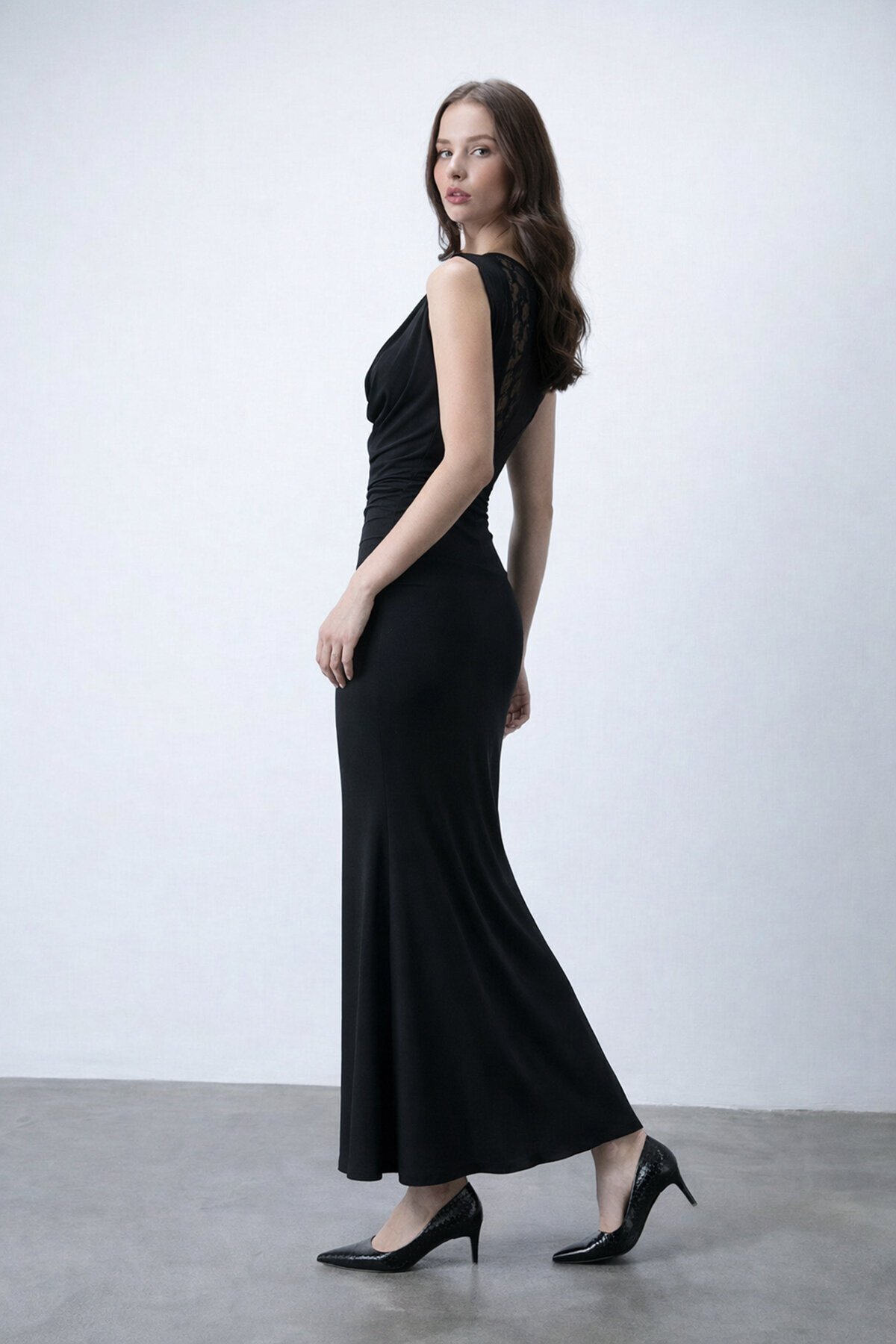 Degaje Yaka Tül Sırtı Tül Dekolteli Elbise