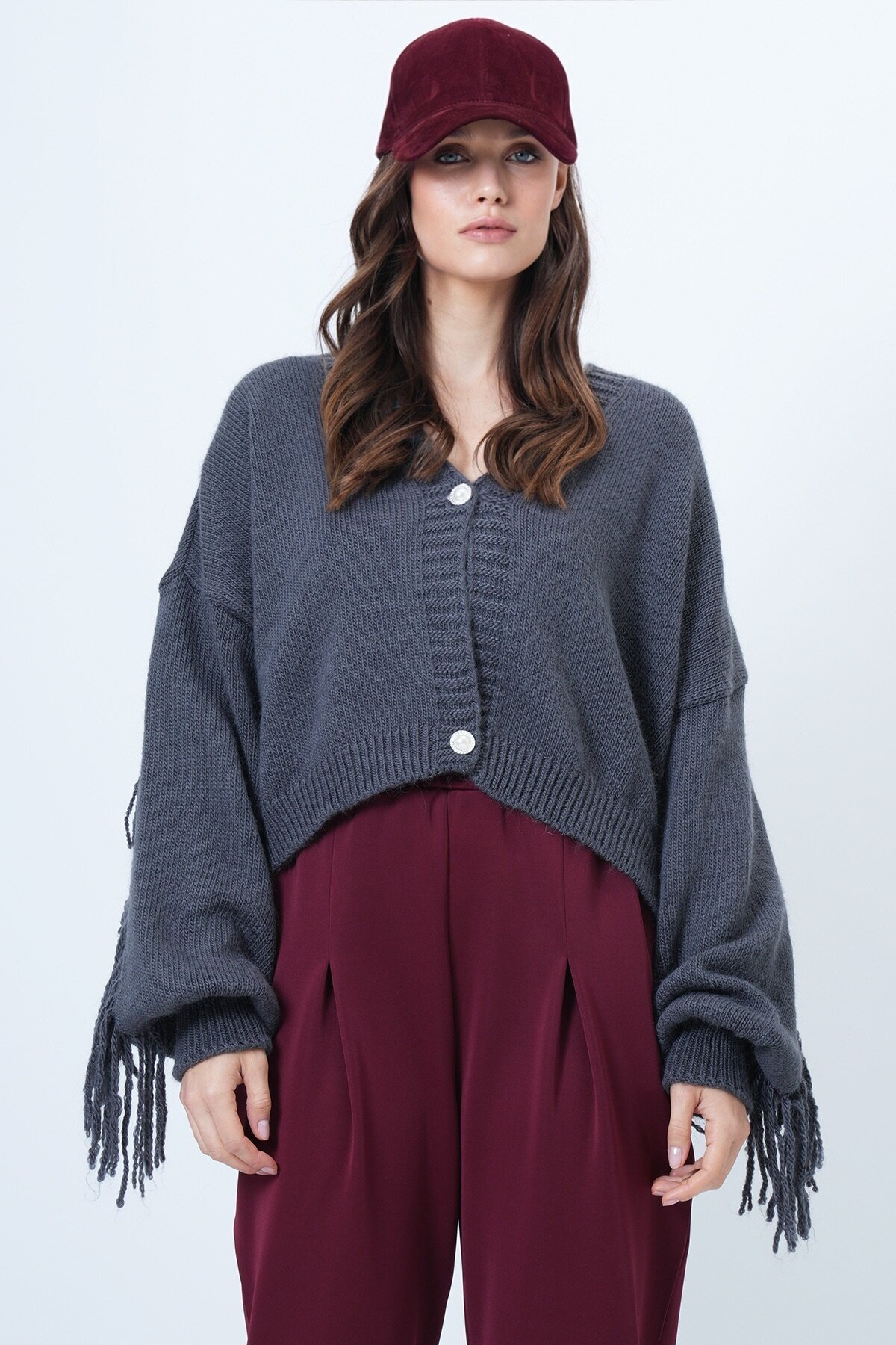 Derin V Yaka Düğme Kapamalı Kolları Püsküllü Triko Hırka