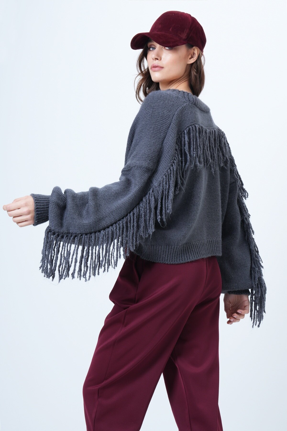 Derin V Yaka Düğme Kapamalı Kolları Püsküllü Triko Hırka