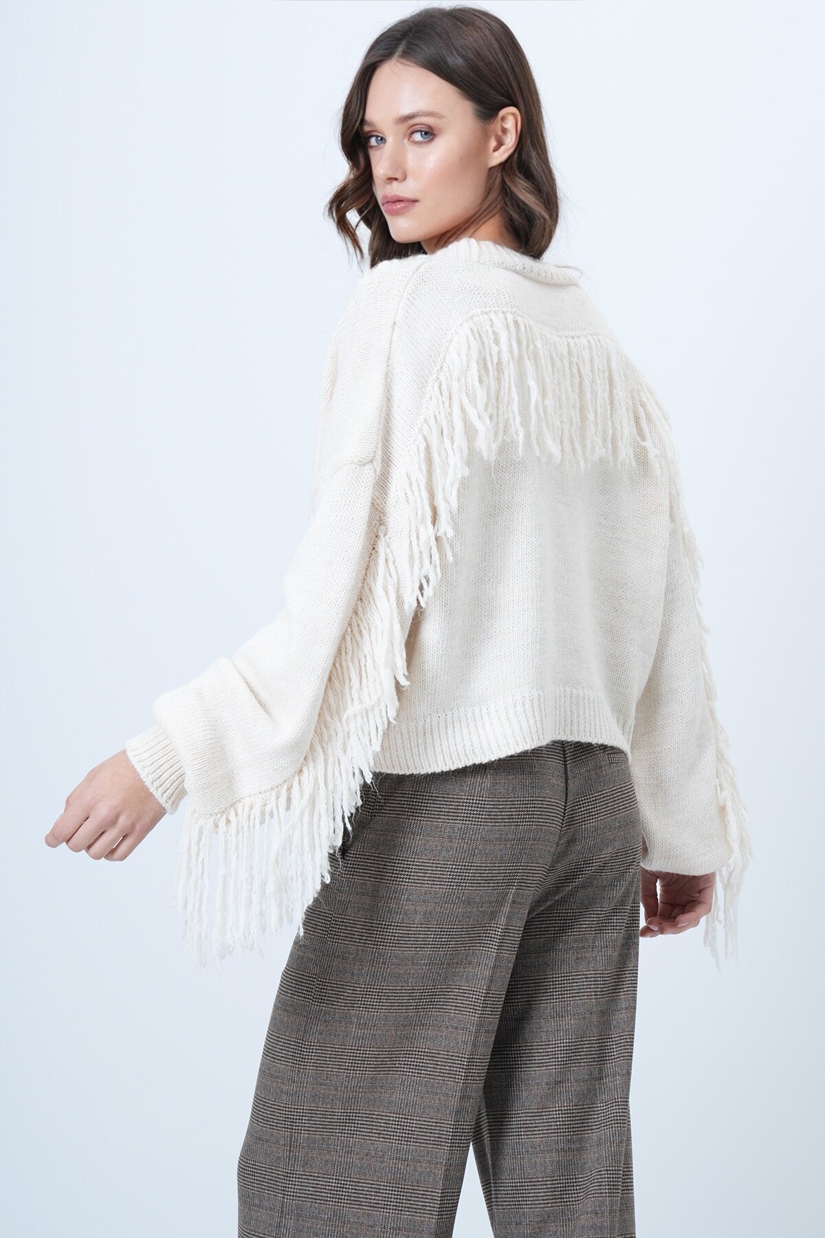 Derin V Yaka Düğme Kapamalı Kolları Püsküllü Triko Hırka