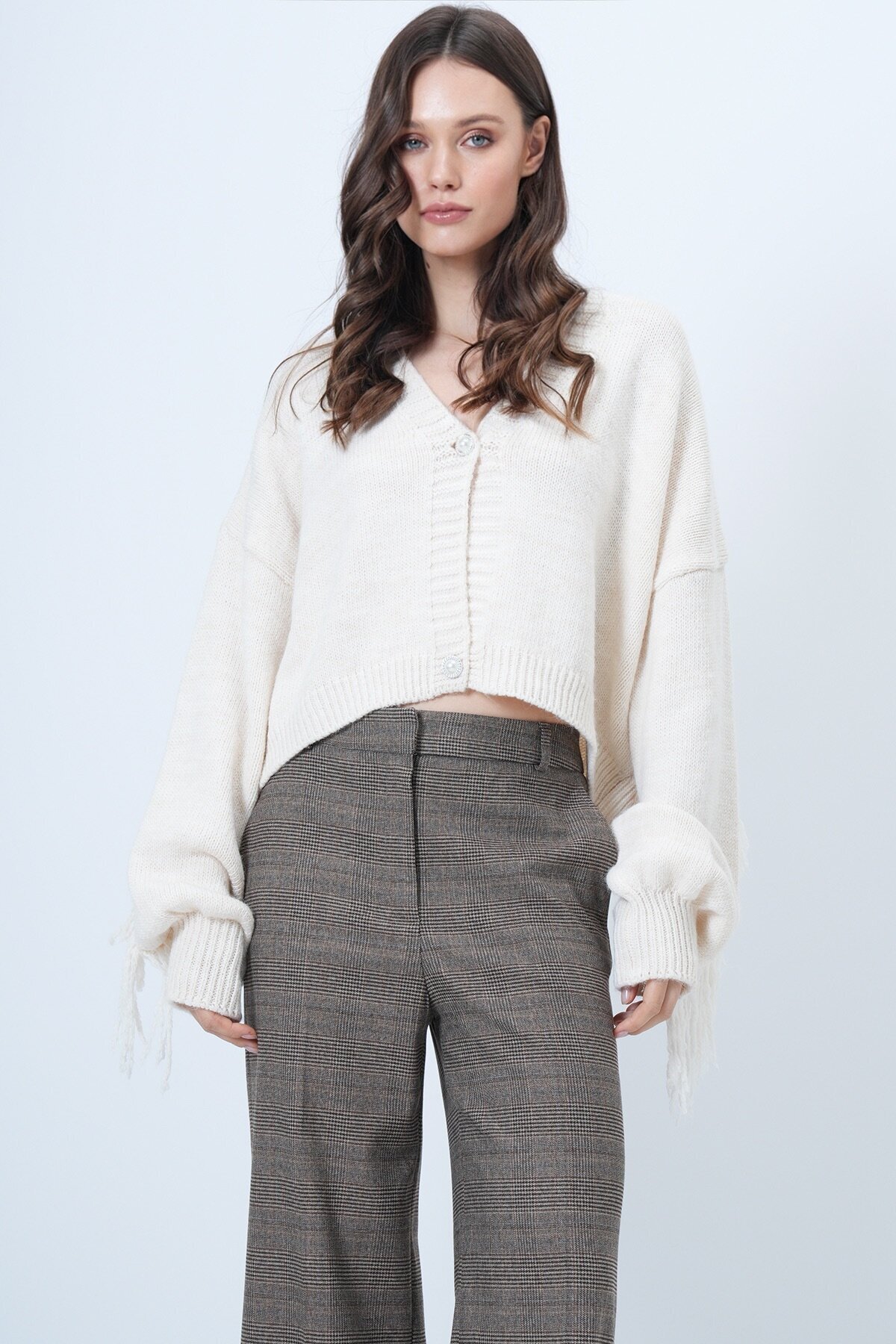 Derin V Yaka Düğme Kapamalı Kolları Püsküllü Triko Hırka