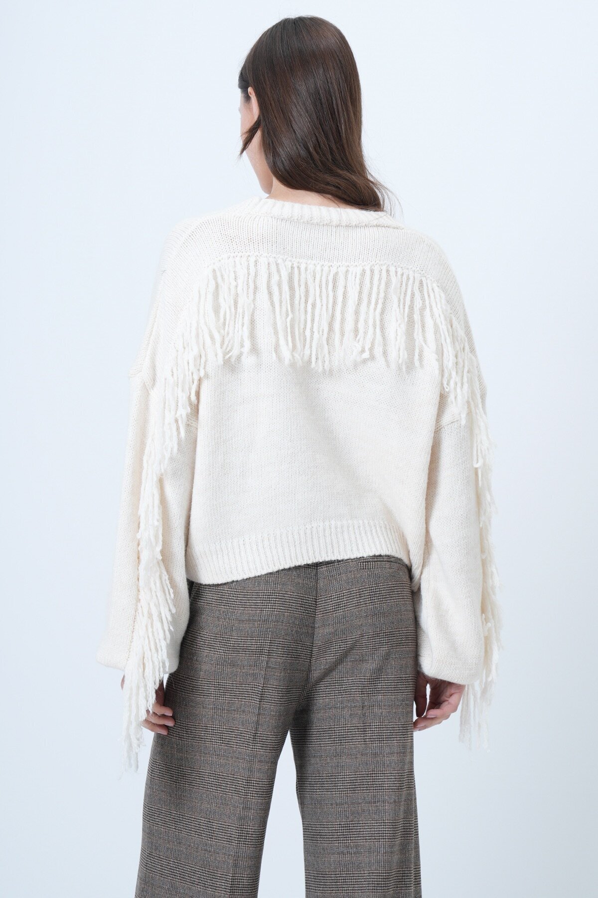 Derin V Yaka Düğme Kapamalı Kolları Püsküllü Triko Hırka