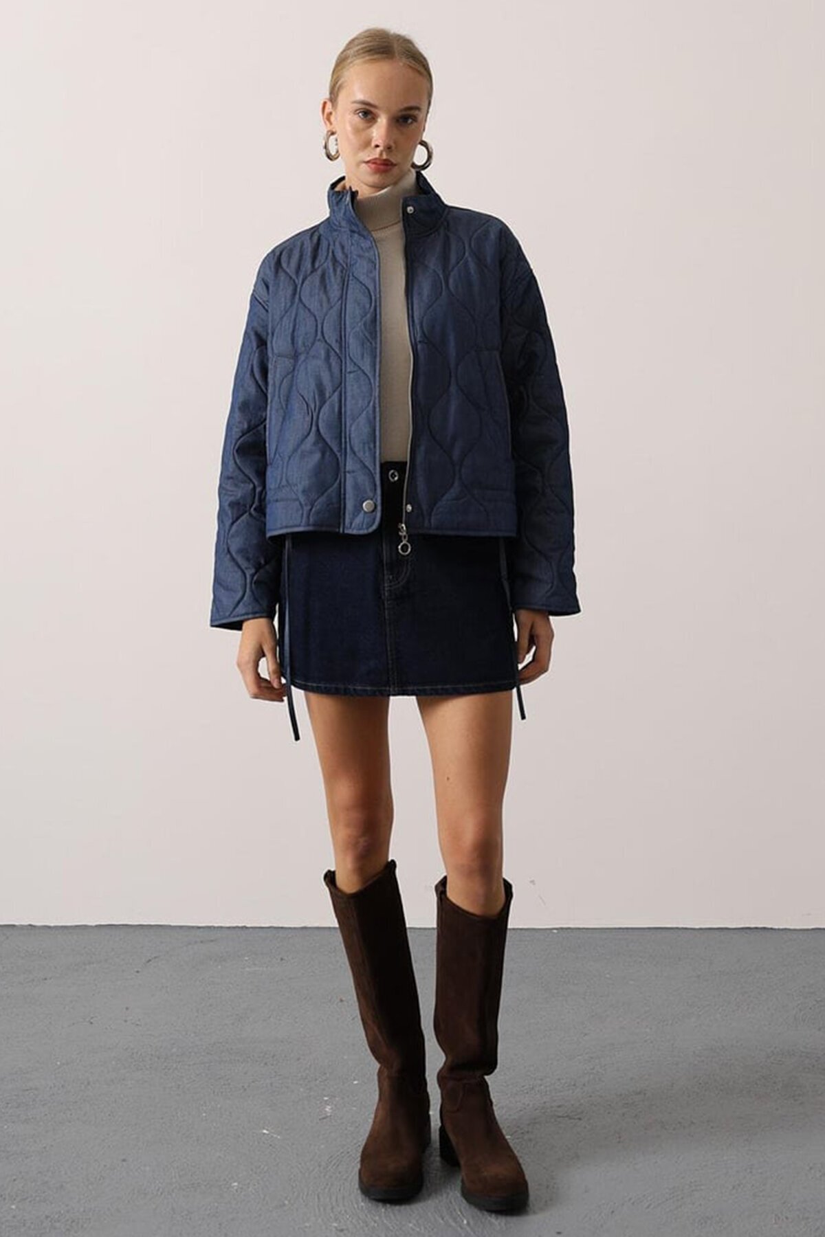 Dik Yaka Çift Cepli Desenli Mont