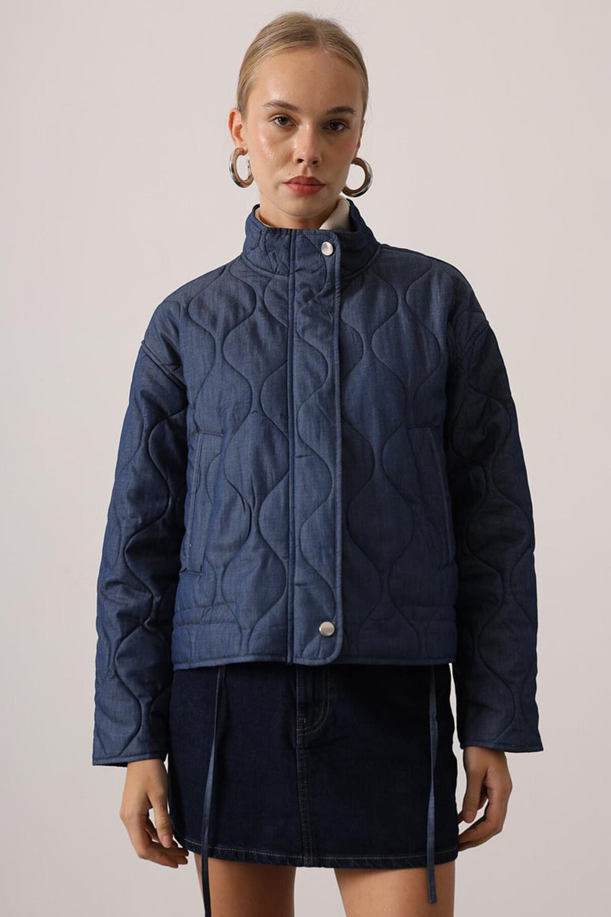 Dik Yaka Çift Cepli Desenli Mont