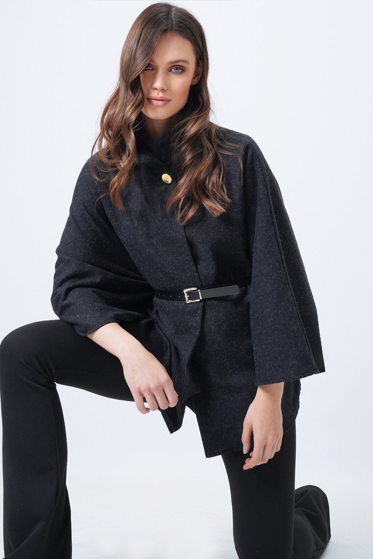 Dik Yaka Düğmeli Kemerli Panço