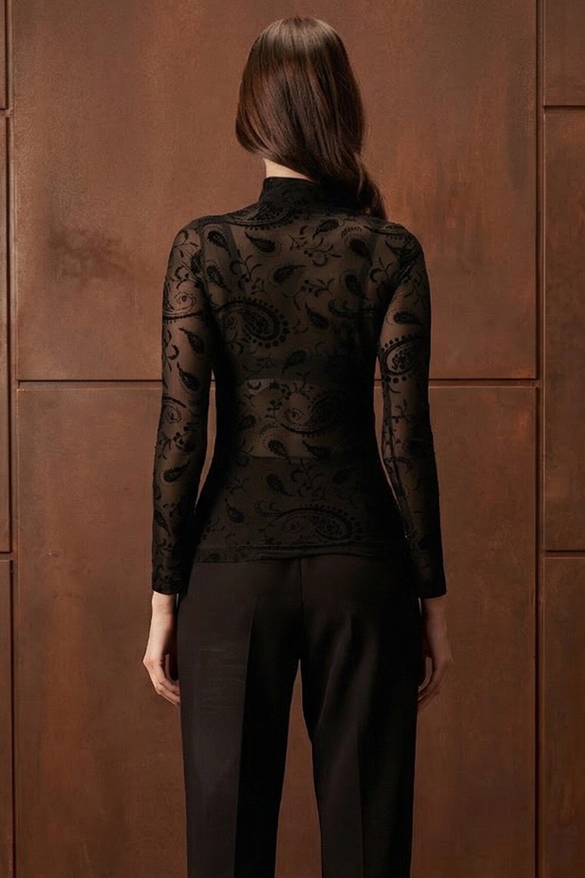 Siyah Dik Yaka İşlemeli Bluz