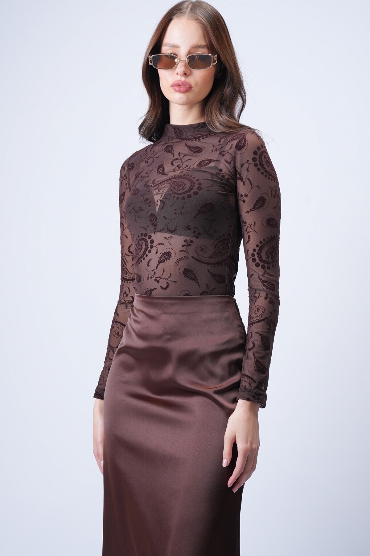 Acı Kahve Dik Yaka İşlemeli Bluz