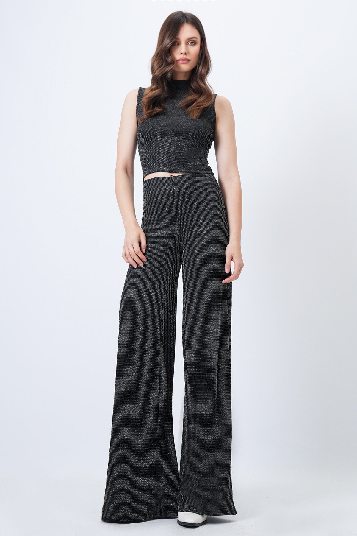 Dik Yaka Kolsuz Bluz ve Palazzo Pantolon Simli Takım