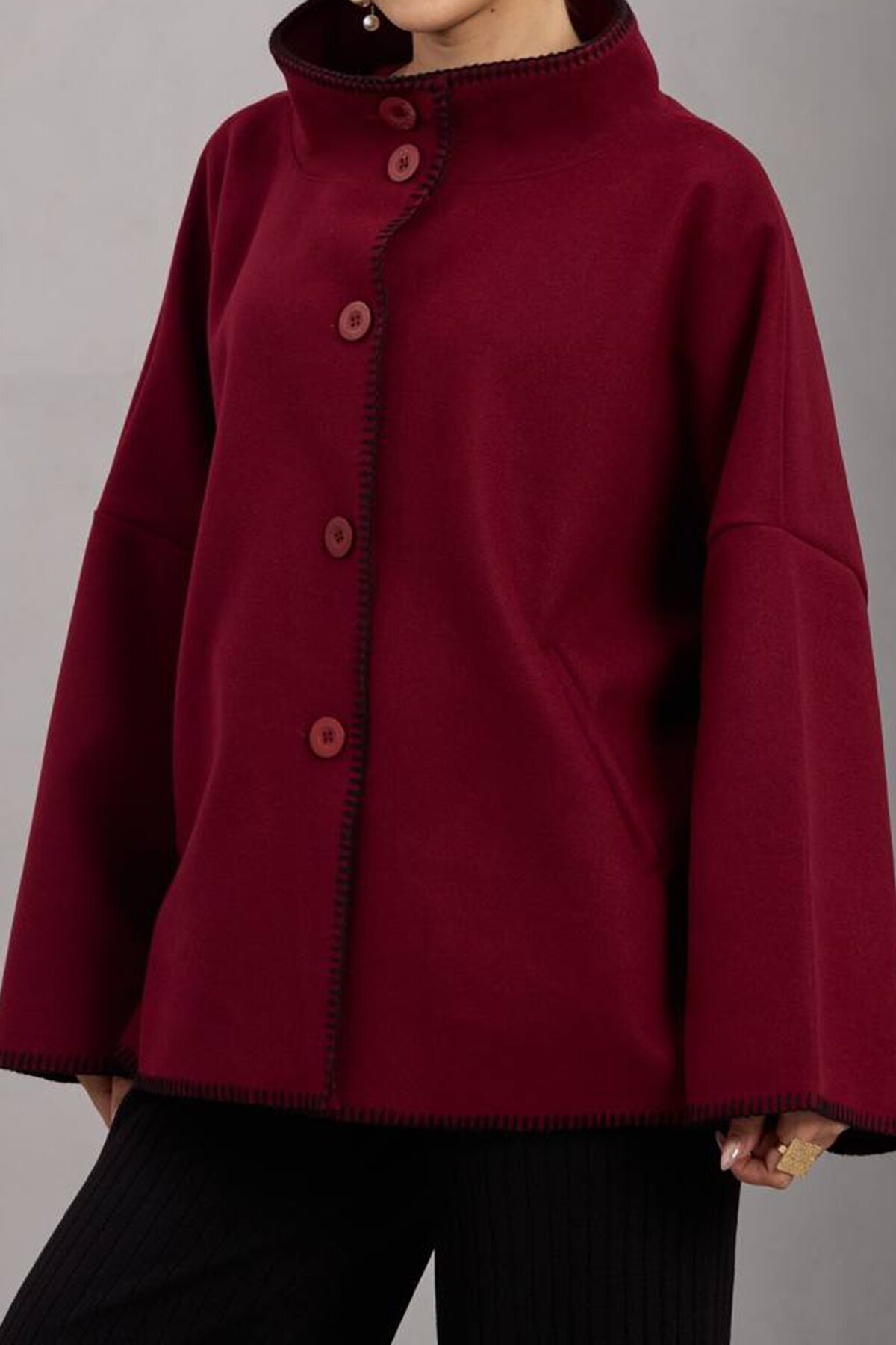 Düğmeli Geniş Kollu Kontrast Dikişli Yırtmaçlı Kaban