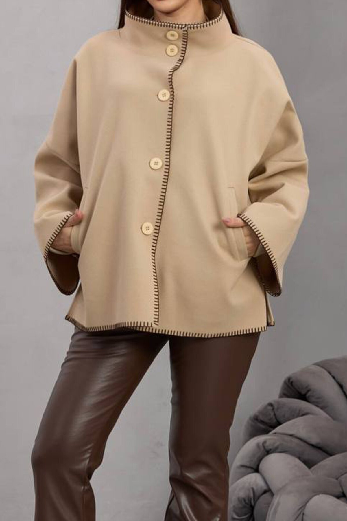 Düğmeli Geniş Kollu Kontrast Dikişli Yırtmaçlı Kaban