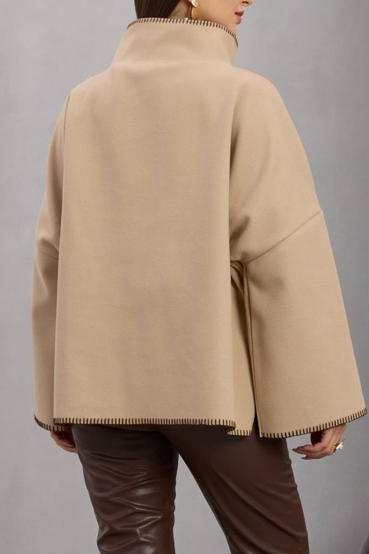 Düğmeli Geniş Kollu Kontrast Dikişli Yırtmaçlı Kaban