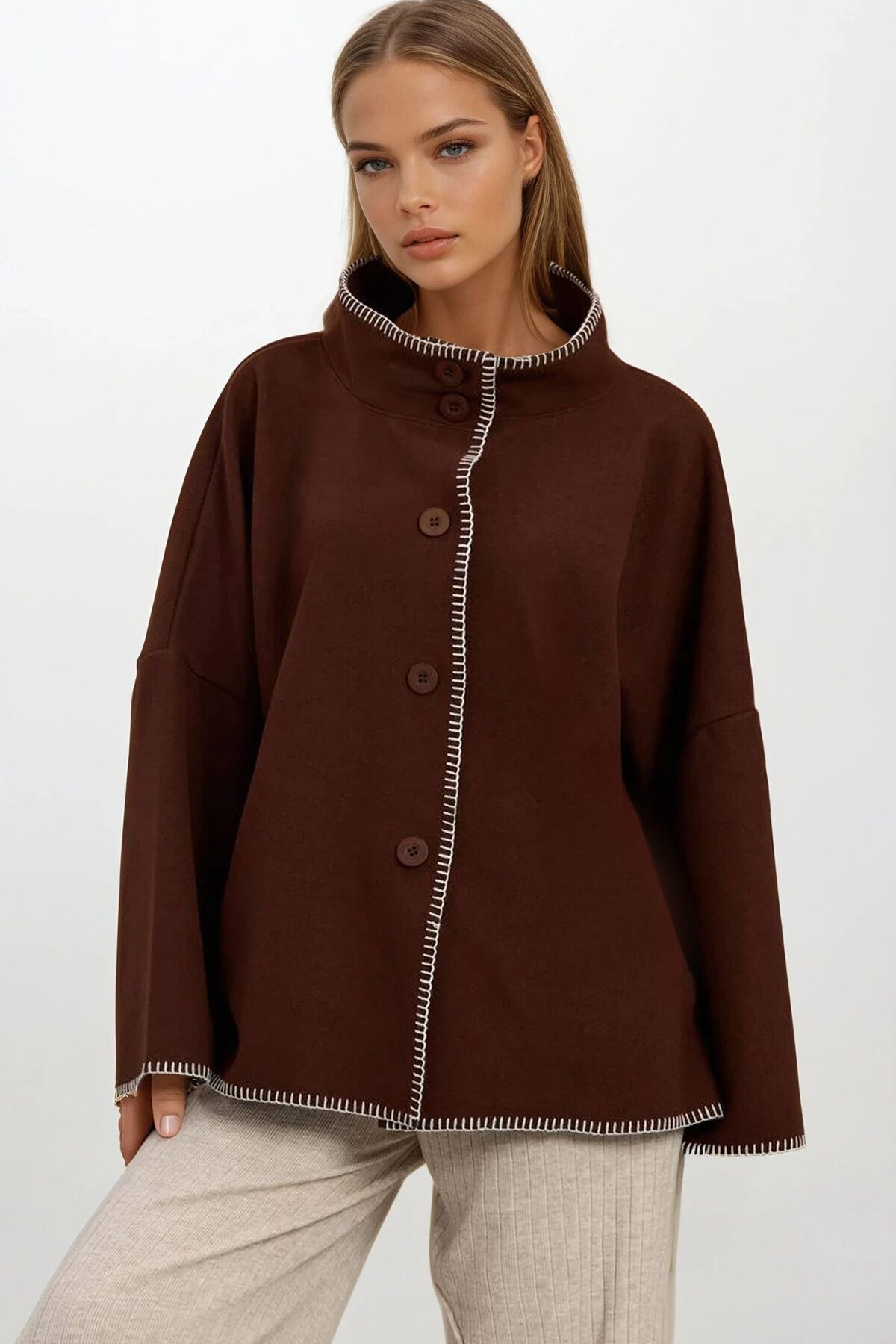 Düğmeli Geniş Kollu Kontrast Dikişli Yırtmaçlı Kaban