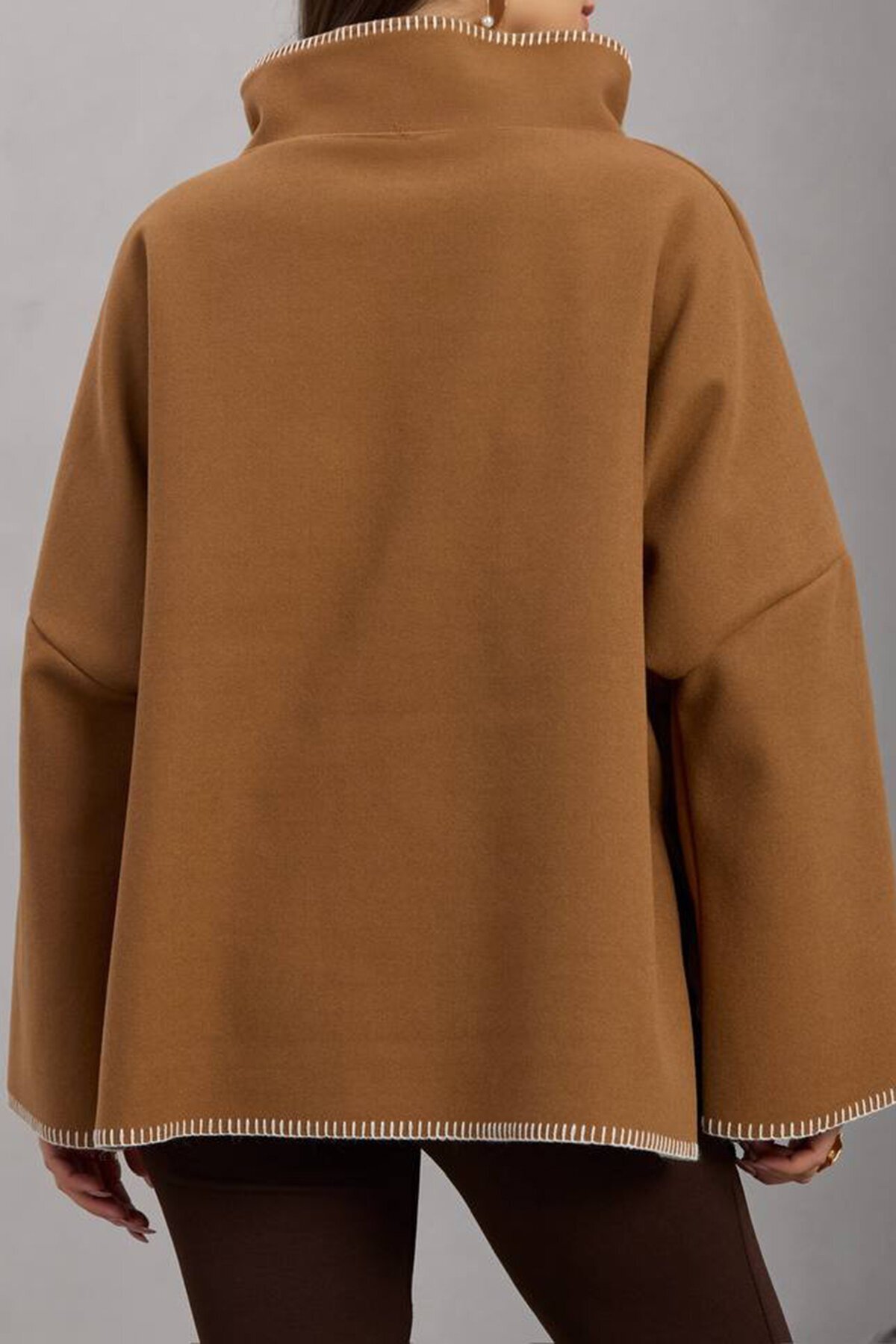 Düğmeli Geniş Kollu Kontrast Dikişli Yırtmaçlı Kaban