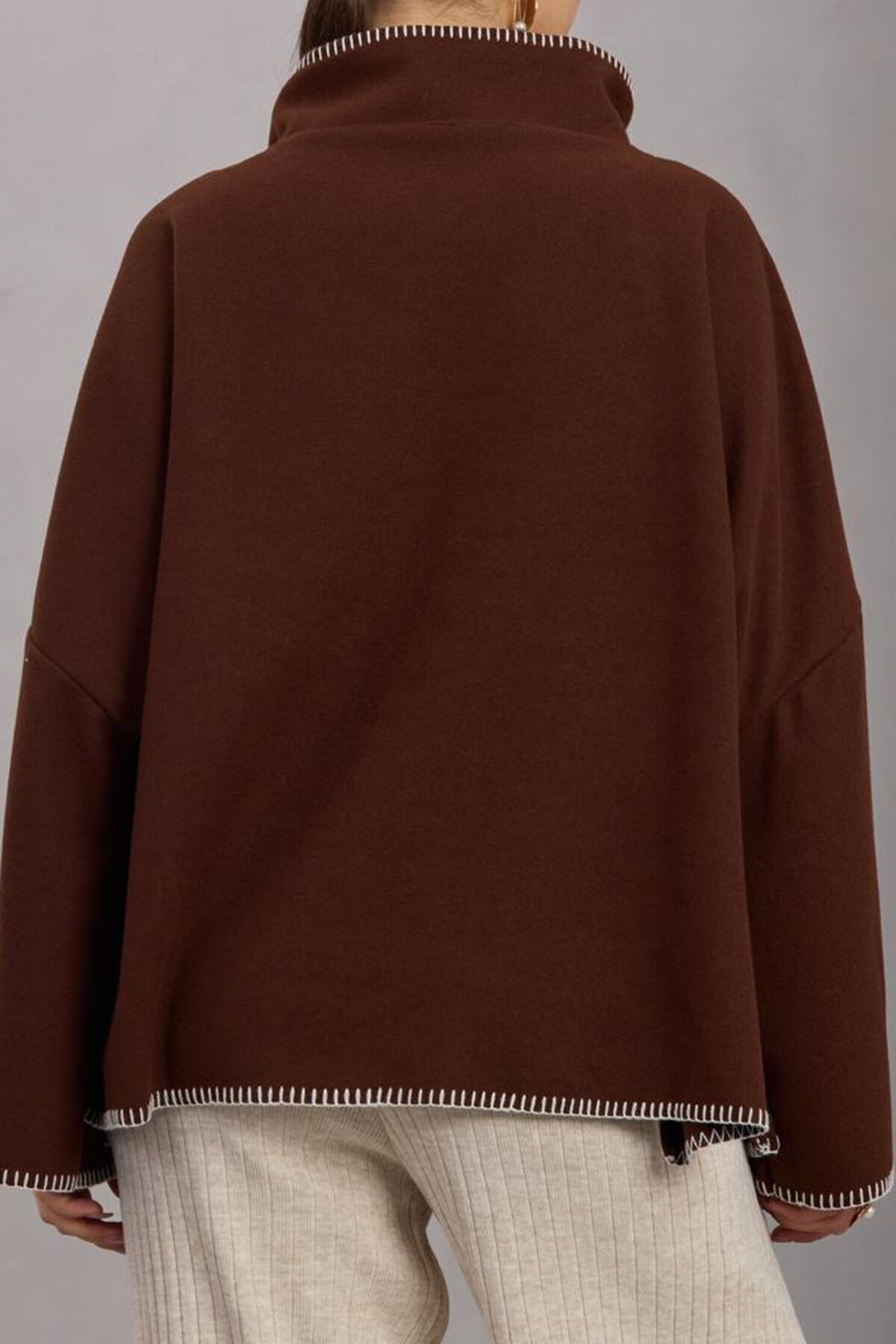 Düğmeli Geniş Kollu Kontrast Dikişli Yırtmaçlı Kaban