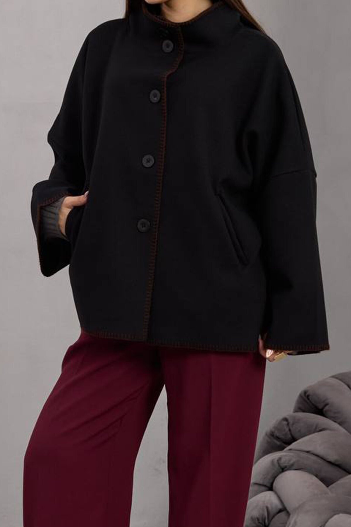 Düğmeli Geniş Kollu Kontrast Dikişli Yırtmaçlı Kaban