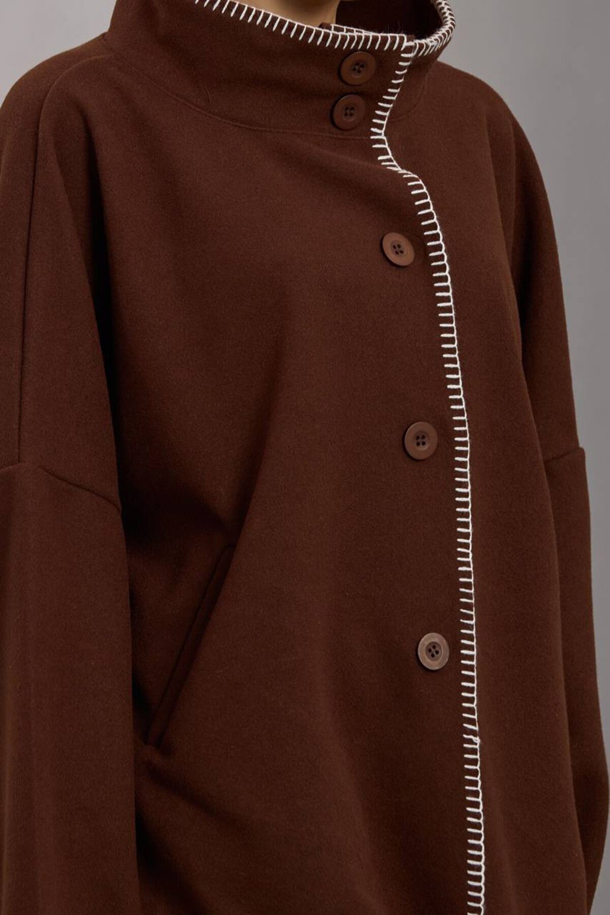 Düğmeli Geniş Kollu Kontrast Dikişli Yırtmaçlı Kaban