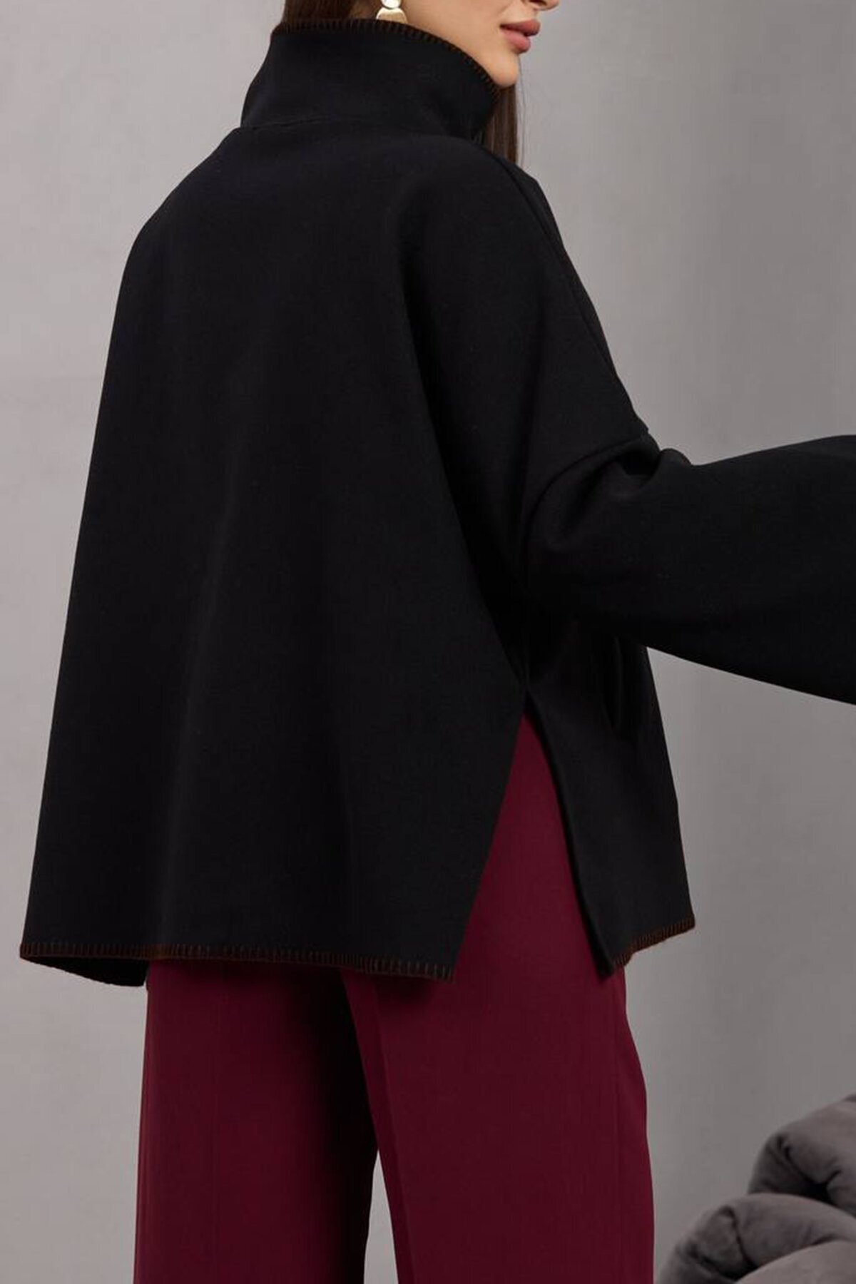 Düğmeli Geniş Kollu Kontrast Dikişli Yırtmaçlı Kaban