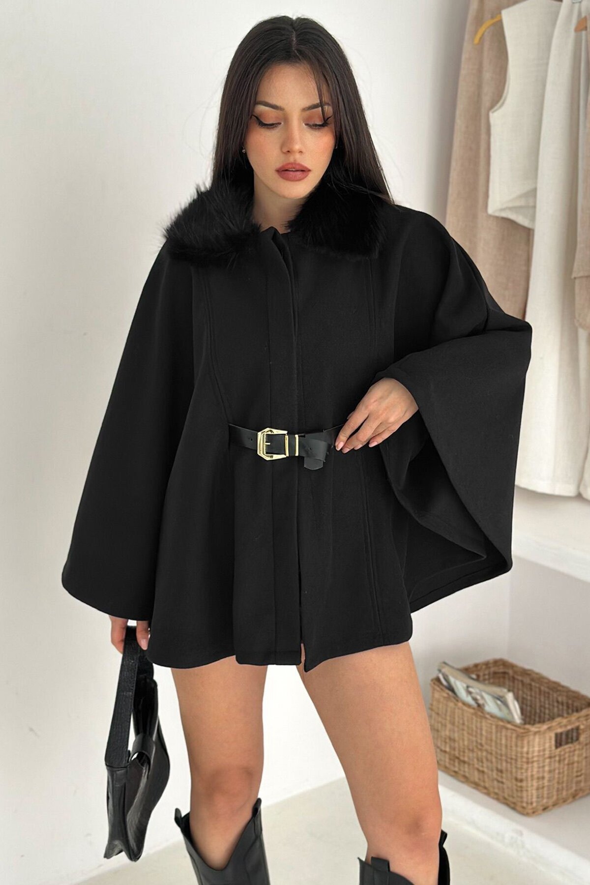 Düğmeli Kemer Detaylı Suni Kürk Yaka Panço